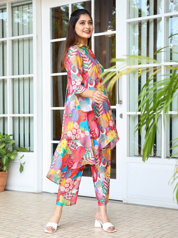 Printed co-ord set- Flared relaxed Fit tuic with printed fitted pants — alternate view 3